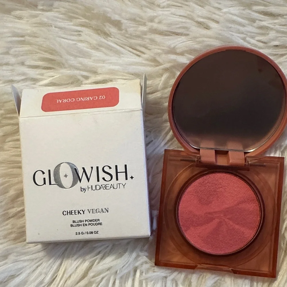 HUDA BEAUTY GloWish Cheeky Vegan Blush Powder - caring Coral